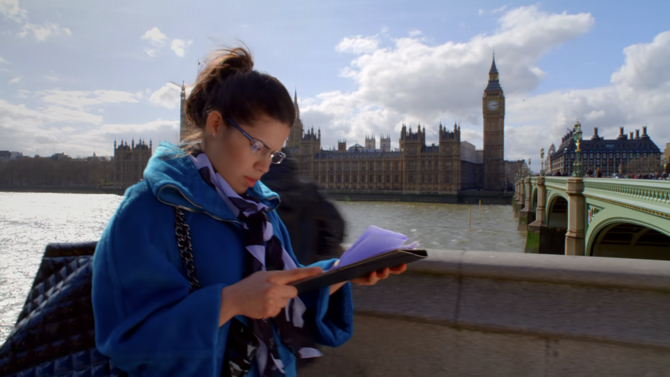 Kobieta przeglądająca gazetę w Londynie