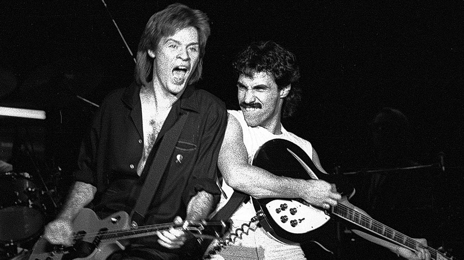 Daryl Hall i John Oates grają na gitarze