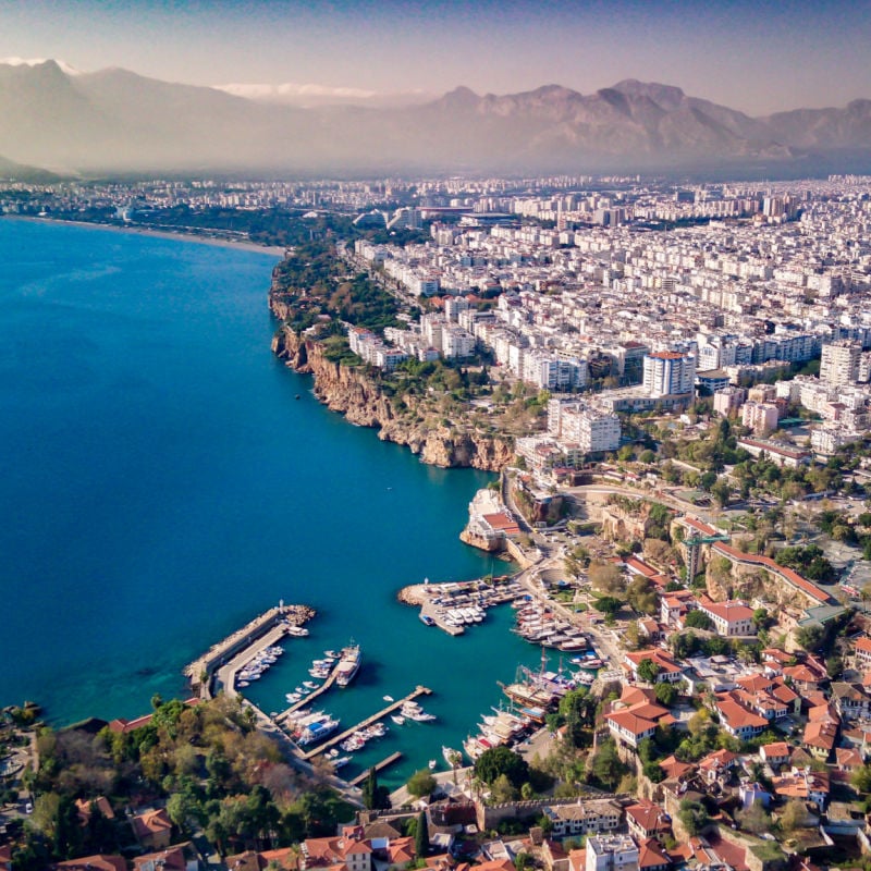widok z lotu ptaka na miasto Antalya i port z górami w tle