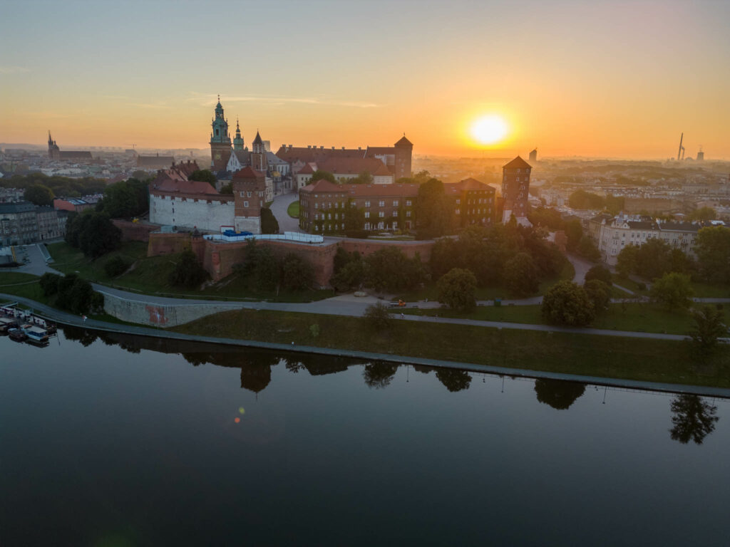 Piękne ujęcie Zamku Krakowskiego o świcie z drona 