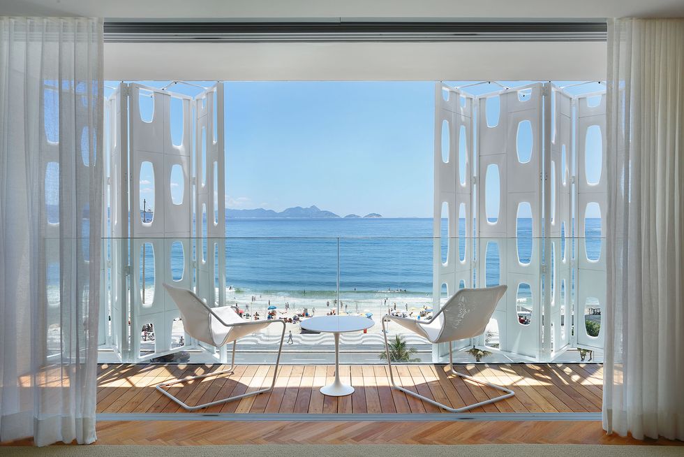 pokój ze stołem i krzesłami oraz widokiem na ocean