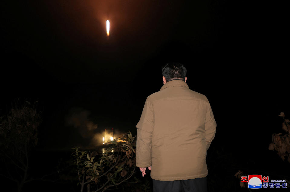 Kim Dzong Un patrzy, jak rakieta niesie satelitę szpiegowskiego. 