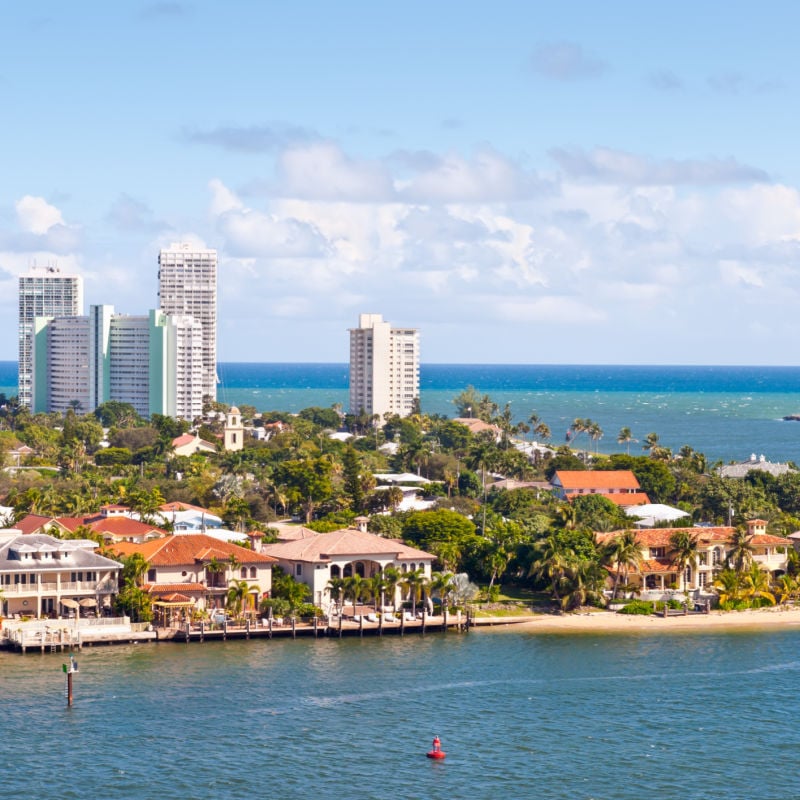 Widok na śródlądową drogę wodną Atlantyku i ocean na plaży na Florydzie, Fort Lauderdale