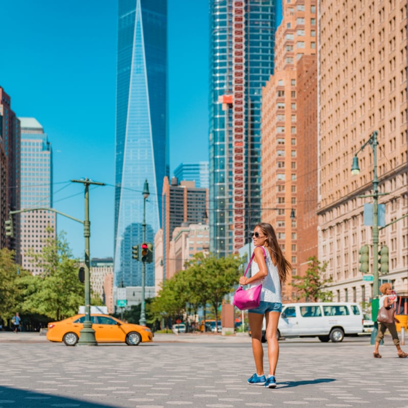 Kobieta spacerująca po Nowym Jorku