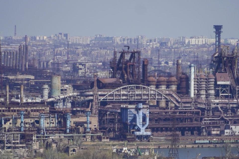 Widok na zniszczoną hutę żelaza i stali Azovstal w okupowanym przez Rosję Mariupolu, 8 kwietnia 2023 r. (Vladimir Aleksandrov/Anadolu Agency via Getty Images)