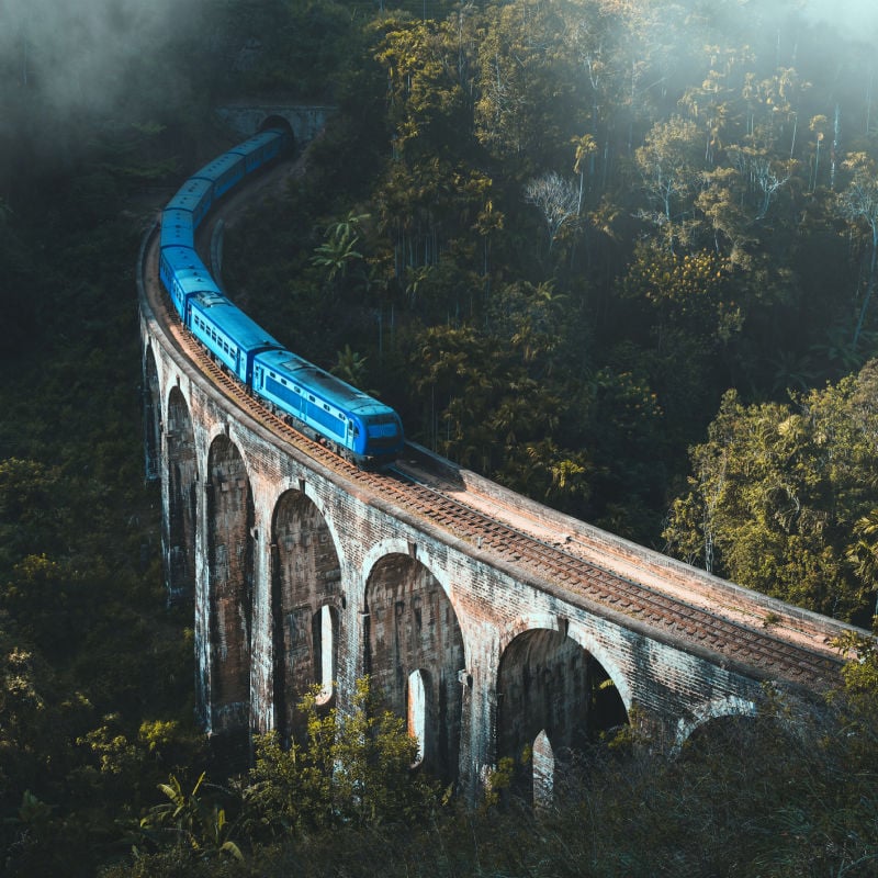 pociąg przejeżdżający przez most dziewięciu łuków na Sri Lance