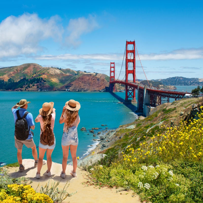 rodzina oglądająca most Golden Gate w słoneczny dzień