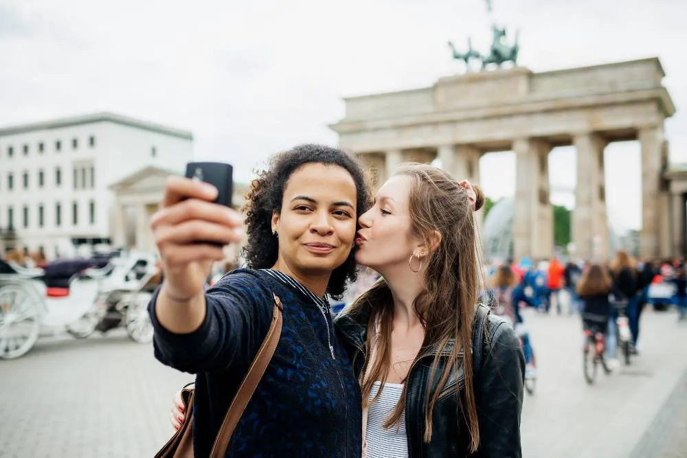 Para tej samej płci robi sobie selfie w Berlinie — Getty Images