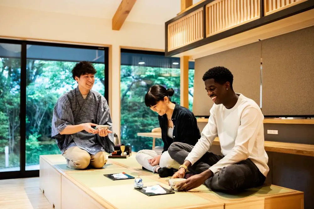 Osoby biorące udział w japońskiej ceremonii parzenia herbaty — Getty Images