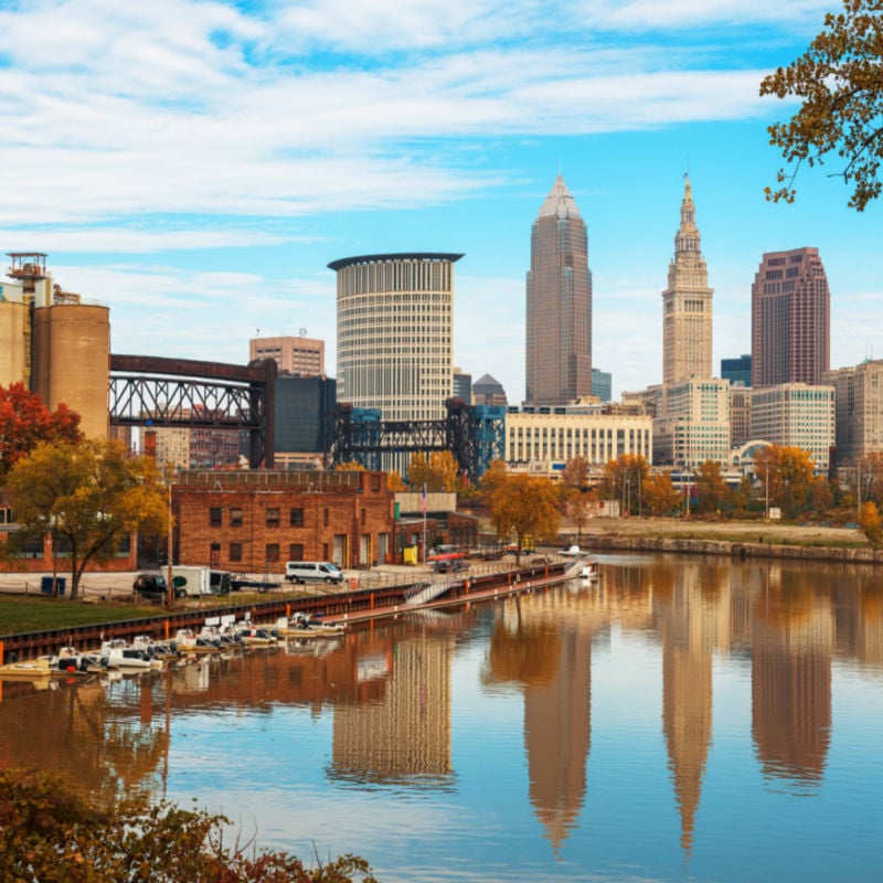 Cleveland, Ohio, USA, panorama rzeki Cuyahoga jesienią