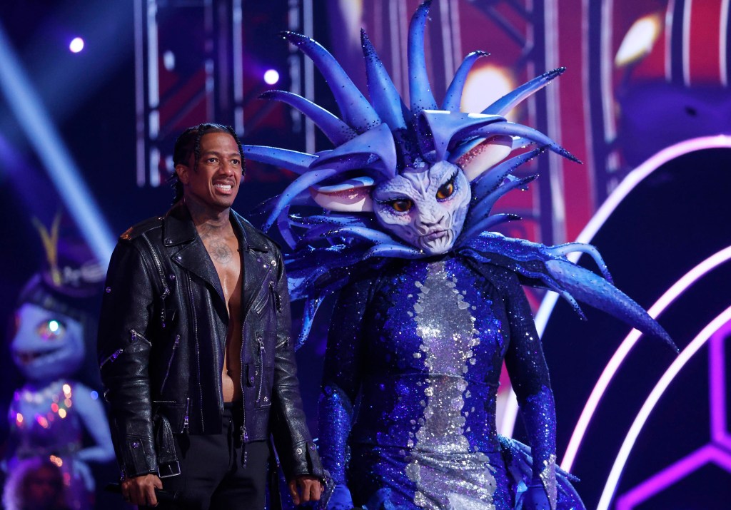 THE MASKED SINGER: LR: Nick Cannon i Sea Queen w odcinku „I Wanna Rock” programu THE MASKED SINGER wyemitowanego w środę, 6 grudnia (20:00–21:02 ET/PT) na antenie FOX.  CR: Michael Becker / FOX.  ©2023 FOX Media LLC.