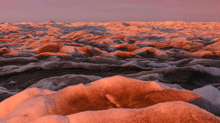 Północne słońce na pokrywie lodowej na Grenlandii