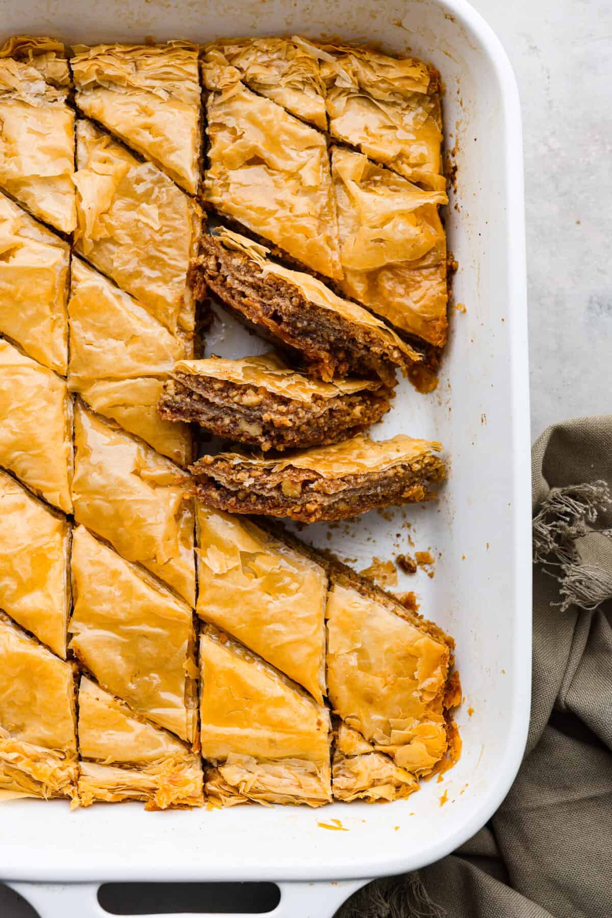 Baklawa w naczyniu do pieczenia, pokrojona w plasterki.