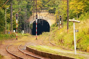 To najstarszy tunel kolejowy w Polsce. Wciąż jeżdżą nim pociągi