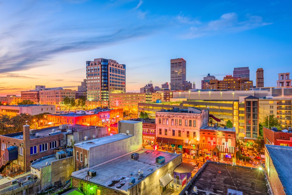 Centrum Memphis o zmierzchu nad Beale Street.