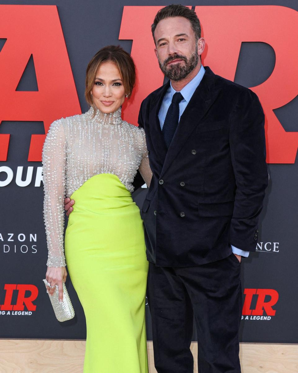 Jennifer Lopez i jej mąż Ben Affleck przybywają na światową premierę filmu „Air” Amazon Studios