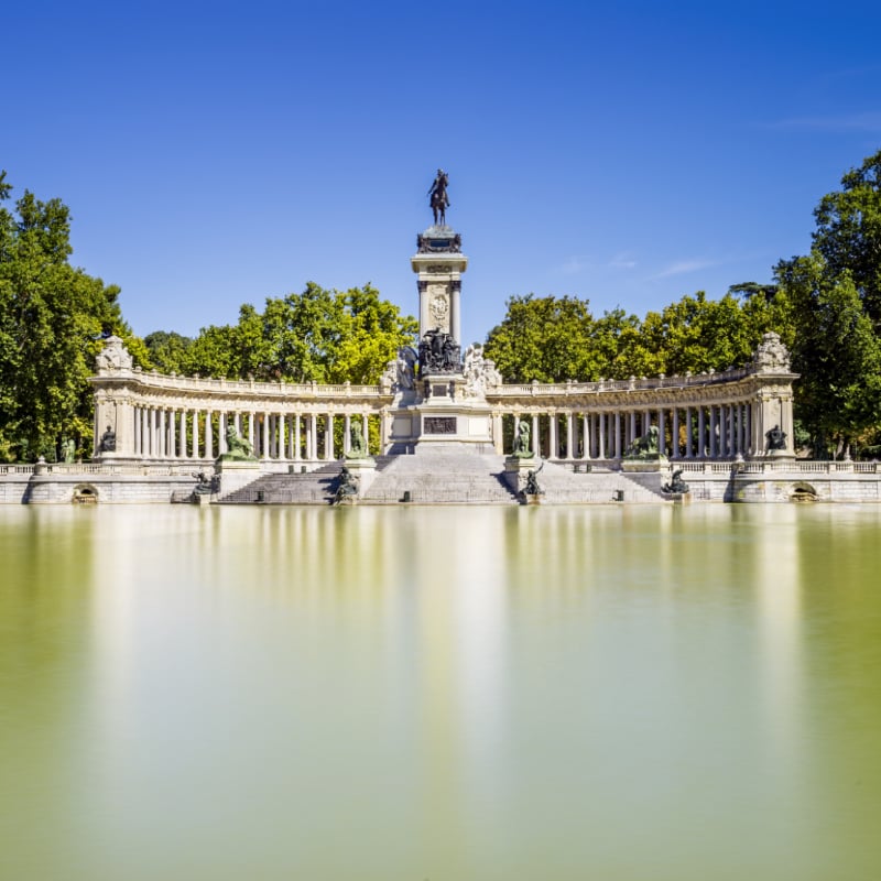 Pomnik na jeziorze w parku el retiro w Madrycie, w Hiszpanii