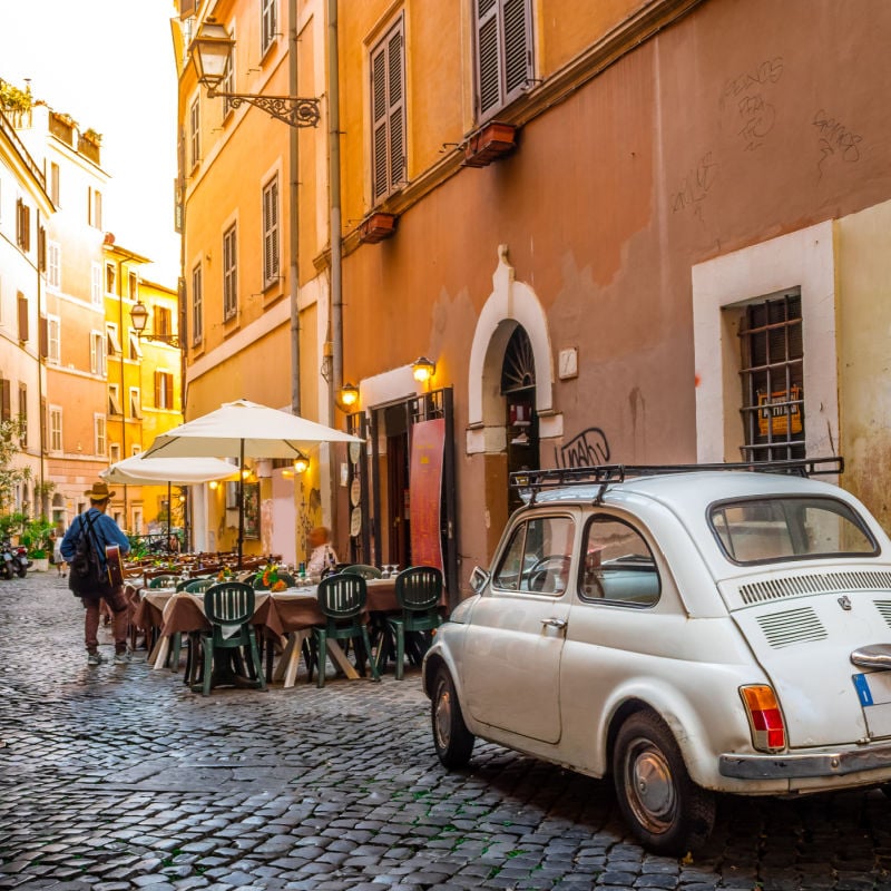 urocza brukowana ulica na Trastevere w Rzymie, Włochy