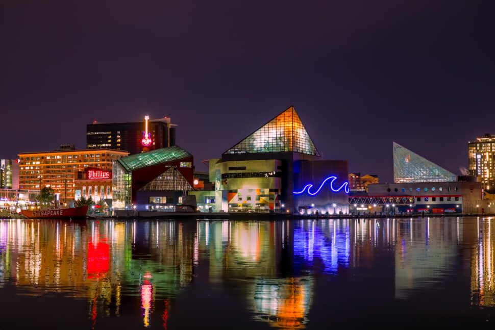 panoramę miasta, aby odwiedzić Baltimore nocą