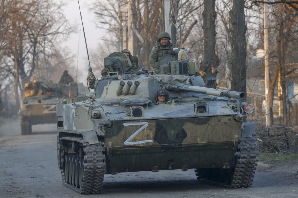 Zdjęcie czołgu z rosyjskimi żołnierzami jadącymi przez Wołnowę. 