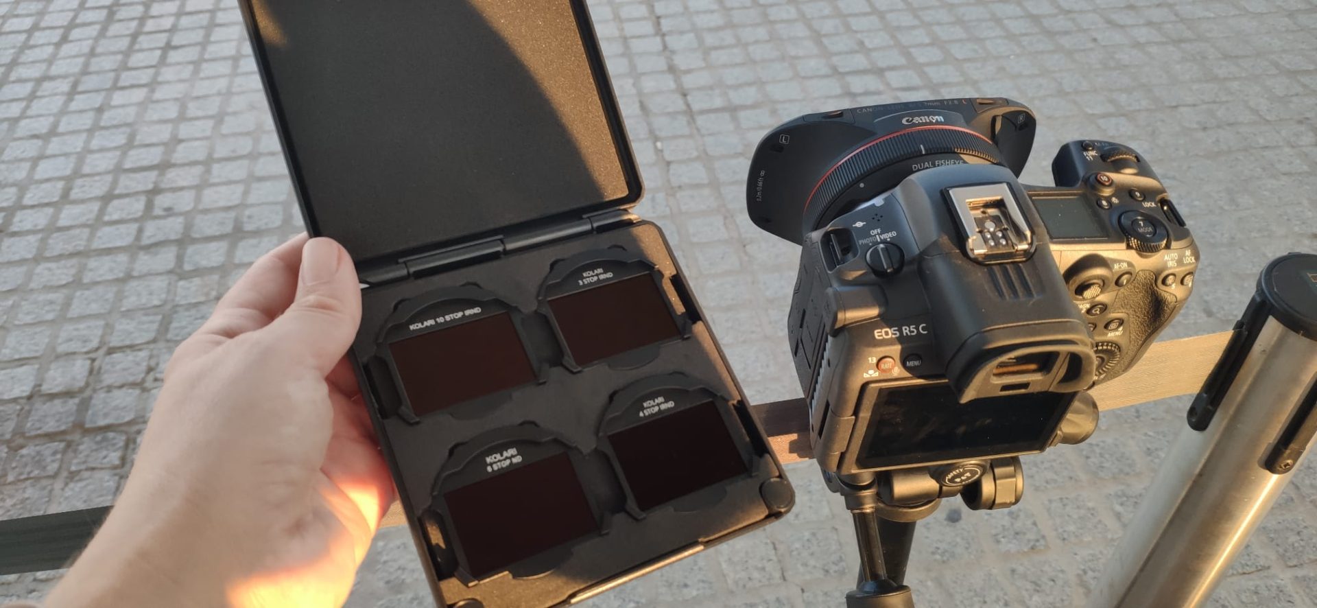 Wykonywanie zdjęć 3D VR za pomocą podwójnego obiektywu typu rybie oko firmy Canon 5,2 mm