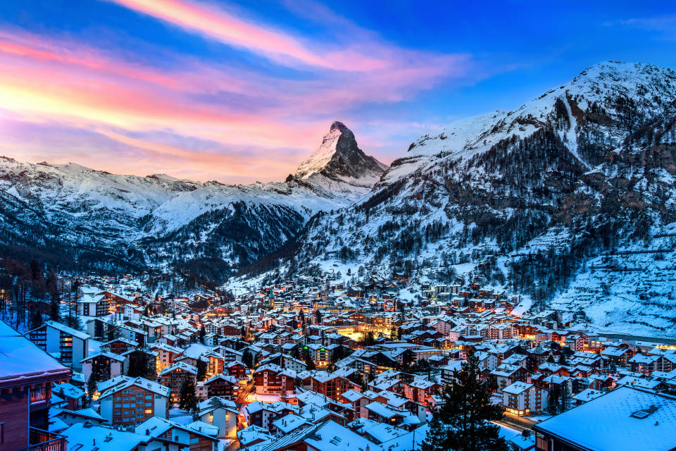 Góra Matterhorn i Alpy Szwajcarskie o wschodzie słońca w Zermatt, Szwajcaria.