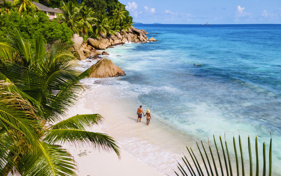 Anse Source d'Argent, La Digue Seychelles, młoda para mężczyzn i kobiet na tropikalnej plaży podczas luksusowych wakacji na Seszelach.  Tropikalna plaża Anse Source d'Argent, La Digue Seszele