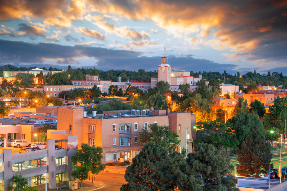 Santa Fe, Nowy Meksyk, USA, panorama centrum miasta o zmierzchu.