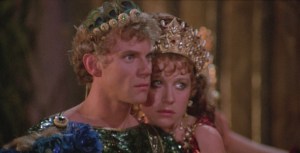 Kaligula (Malcolm McDowell) i Caesonia (Helen Mirren).