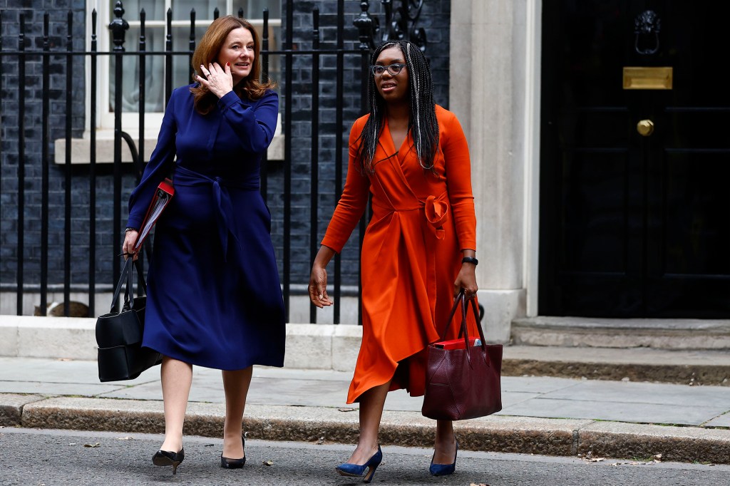 Gillian Keegan i Kemi Badenoch spacerują po Downing Street. 