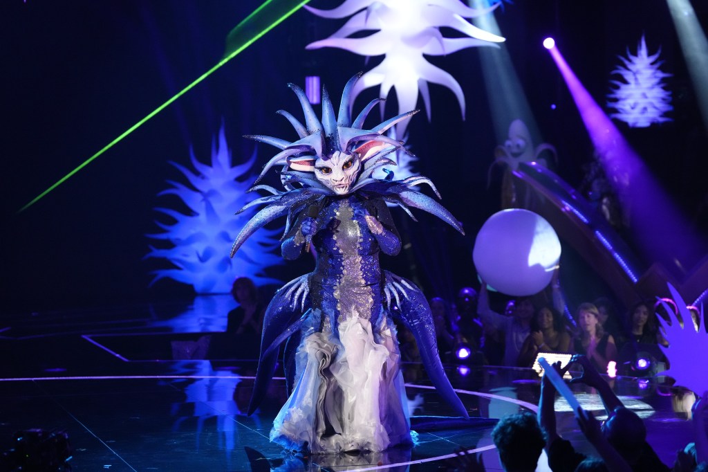 THE MASKED SINGER: Sea Queen w dwugodzinnym, finałowym odcinku sezonu THE MASKED SINGER wyemitowanym w środę, 20 grudnia (20:00–22:00 ET/PT) na antenie FOX.  CR: Michael Becker / FOX.  ©2023 FOX Media LLC.