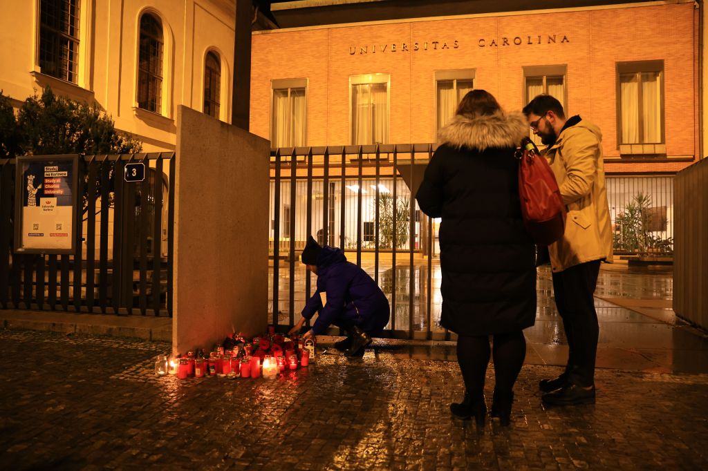 MARTIN DIVISEK/EPA-EFE/Shutterstock (14268337af) Ludzie umieszczają świece w pobliżu miejsca strzelaniny na Uniwersytecie Karola w centrum Pragi.