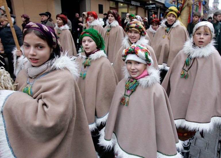 Dzieci śpiewają kolędy podczas występu wigilijnego we Lwowie na Ukrainie, 6 stycznia 2007 r. Prawosławni i greckokatoliccy Ukraińcy będą obchodzić Boże Narodzenie 7 stycznia. REUTERS/Gleb Garanich (UKRAINA)