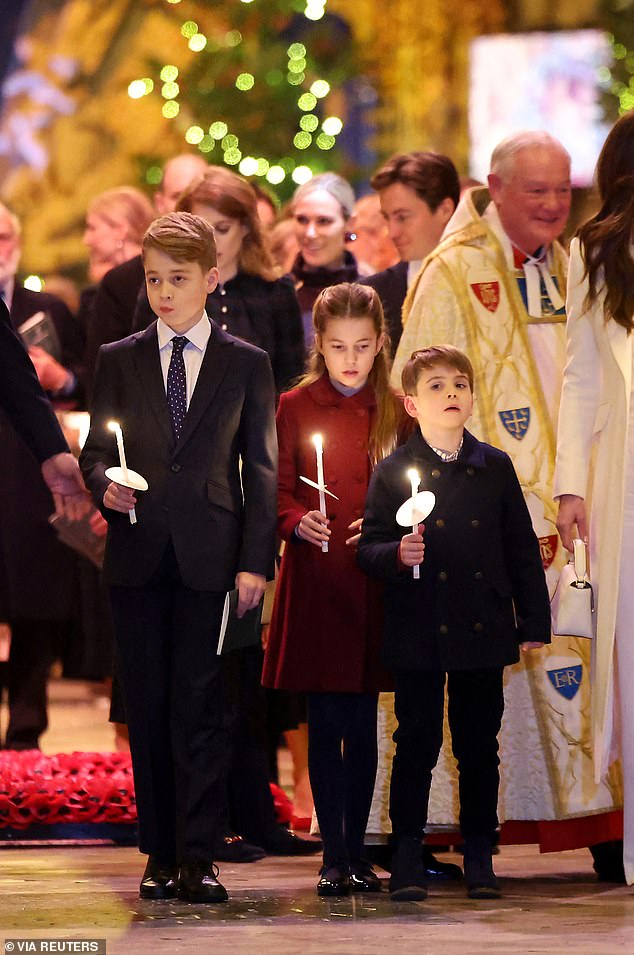 Książę George, księżniczka Charlotte i książę Louis wchodzą do Opactwa Westminsterskiego ze świecami