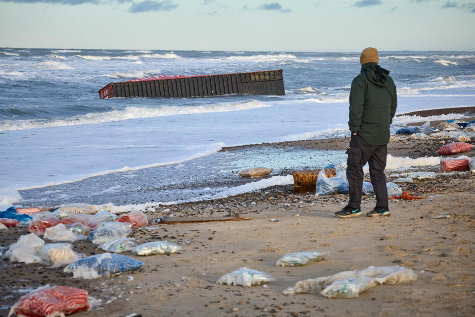 Kilka kontenerów utknęło pomiędzy plażami Tranum i Slette w północnej Norwegii 23 grudnia 2023 r. po zaginięciu na Morzu Północnym podczas sztormu Pia.