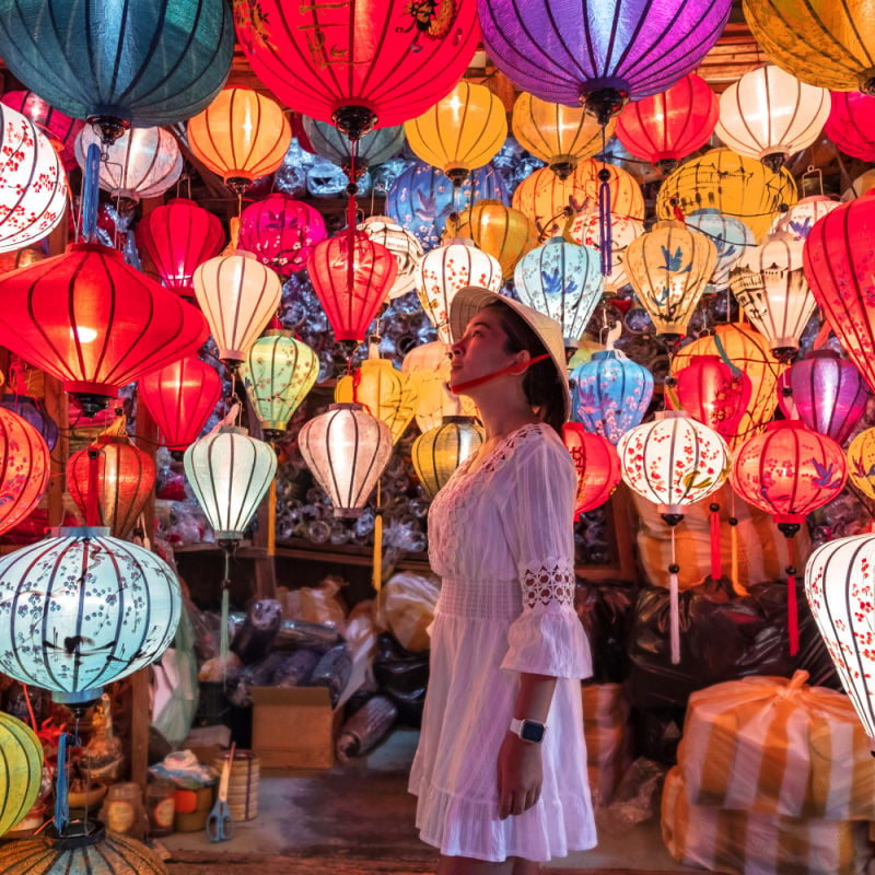 Kobieta podróżująca wybierająca latarnie w Hoi An, kopia w Wietnamie