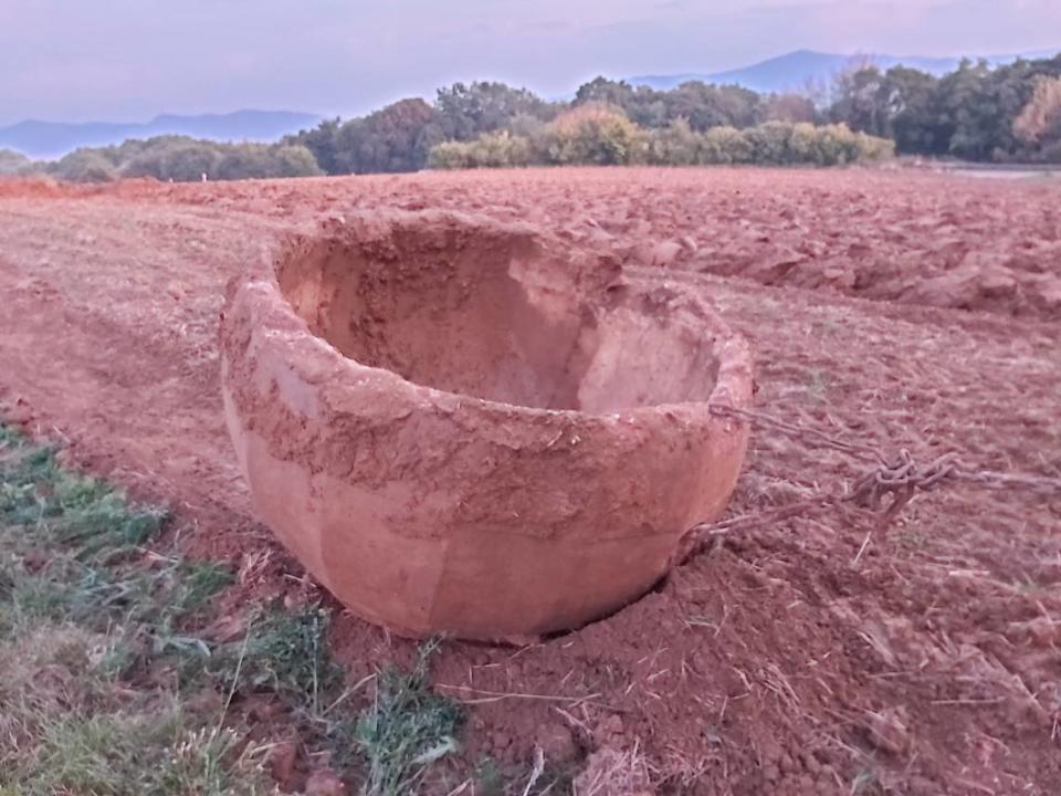 Wnętrze gniazda karabinu maszynowego z II wojny światowej po całkowitym odkopaniu.