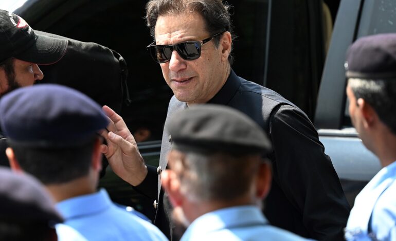Pakistańczyk Imran Khan wychodzi za kaucją w sprawie dotyczącej tajemnicy państwowej przed kluczowymi wyborami |  Wiadomości Imrana Khana