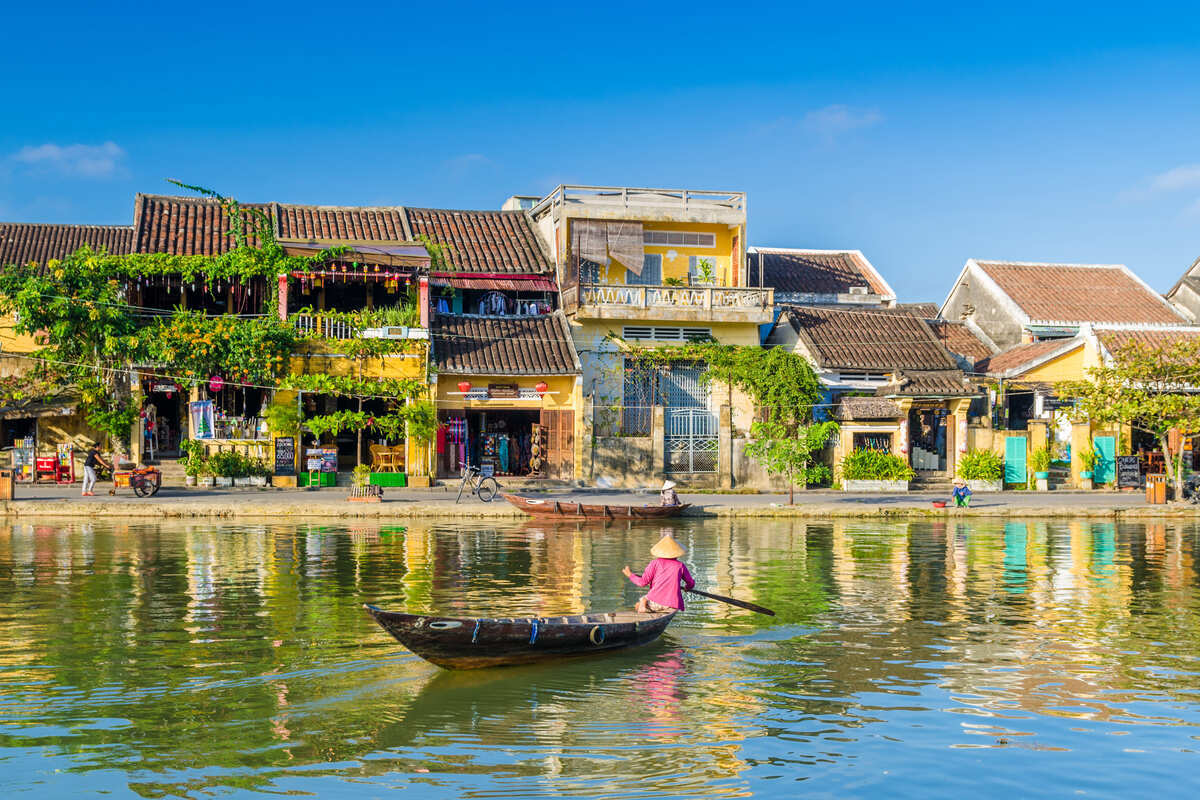 Widok na łódź płynącą w dół rzeki w Hoi An, Wietnam, Azja Południowo-Wschodnia