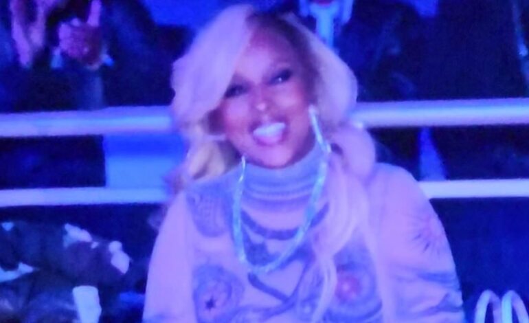 Wydaje się, że Mary J. Blige i Usher siłują się ze sobą podczas ostatniego występu w ramach jego rezydencji w Las Vegas