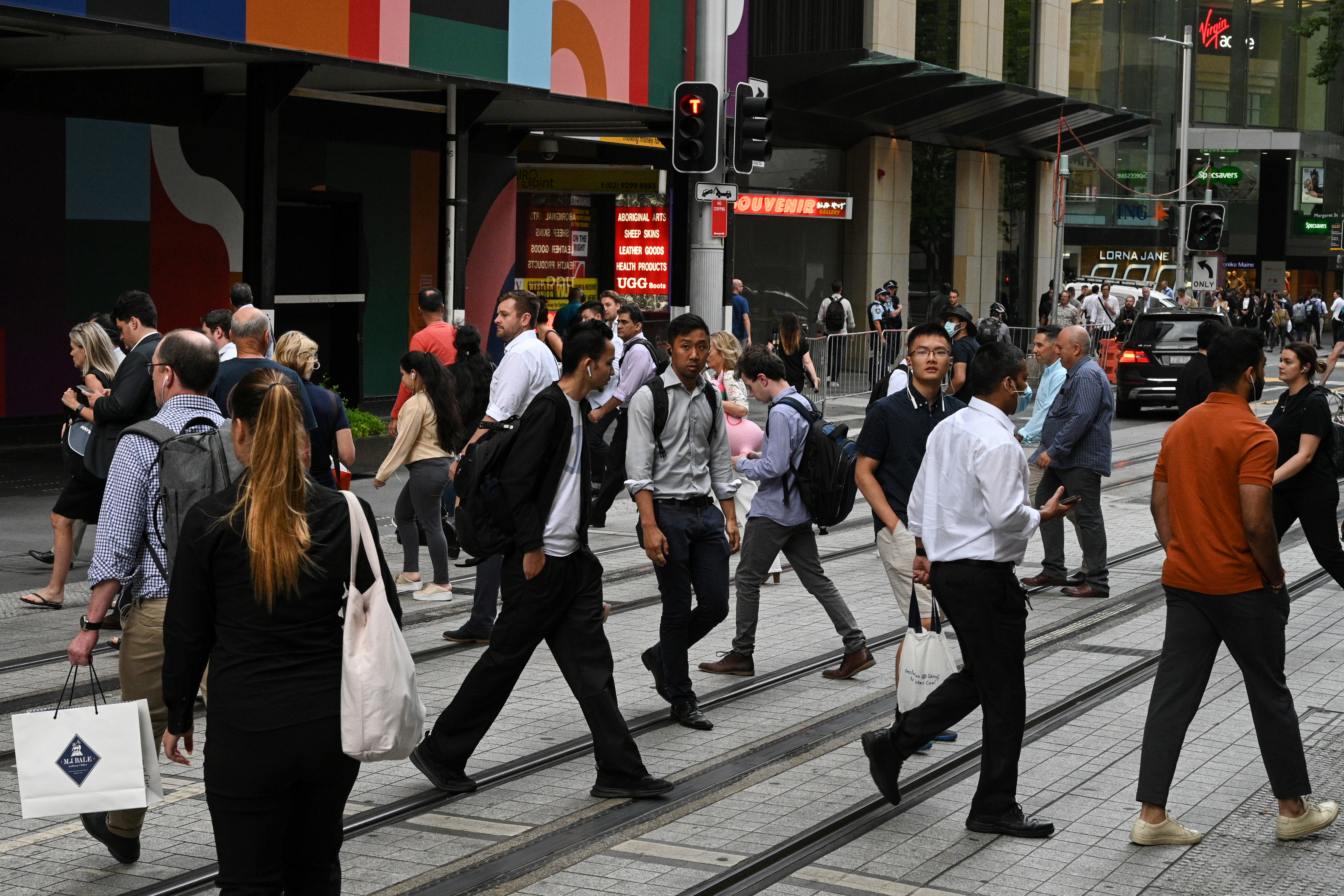 Ludzie przechodzą przez ulicę w centrum miasta w Sydney