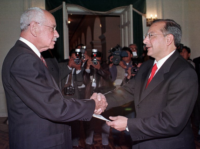 Prezydent Boliwii Hugo Banzer ściska dłoń Victorowi Manuelowi Rocha