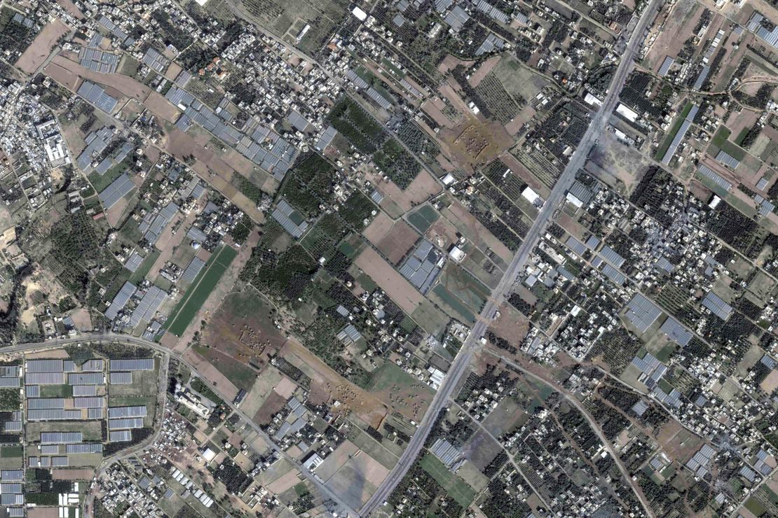 Na tym zdjęciu satelitarnym z Planet Labs PBC izraelskie pojazdy opancerzone i czołgi można zobaczyć na północ od Khan Younis w Strefie Gazy w niedzielę, 3 grudnia 2023 r. Zdjęcia satelitarne przeanalizowane we wtorek, 5 grudnia 2023 r. przez The Associated Press pokazują, że izraelska armia rozpoczęła ofensywę lądową na południowych krańcach Strefy Gazy w ramach wojny przeciwko Hamasowi.  (Planet Labs PBC za pośrednictwem AP)