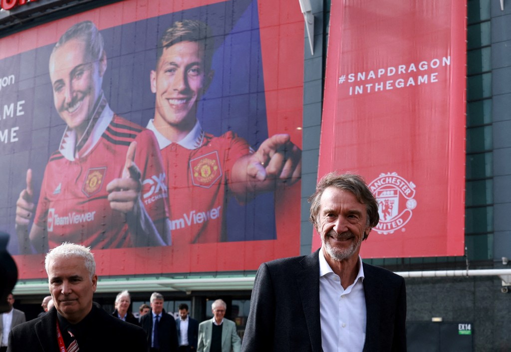 Jim Ratcliffe kupuje do 25 procent udziałów w Manchesterze United i przejmuje działalność klubu.