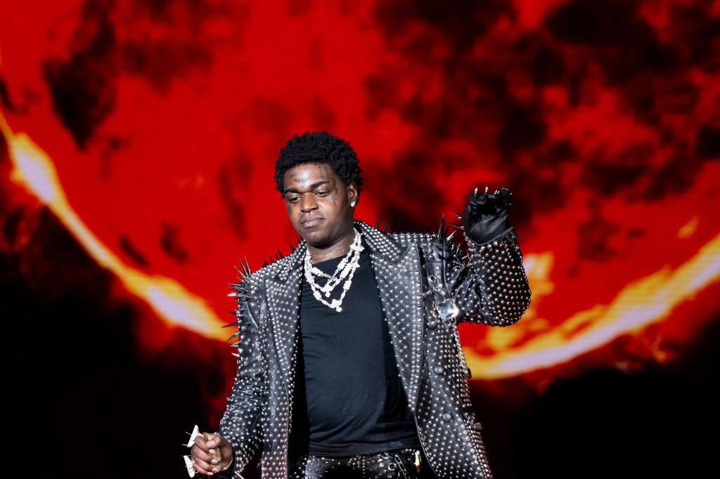 INGLEWOOD, KALIFORNIA - 03 marca: Raper Kodak Black występuje na scenie pierwszego dnia Rolling Loud Los Angeles 2023 w Hollywood Park Grounds 3 marca 2023 r. w Inglewood w Kalifornii.  (Zdjęcie: Scott Dudelson/Getty Images)