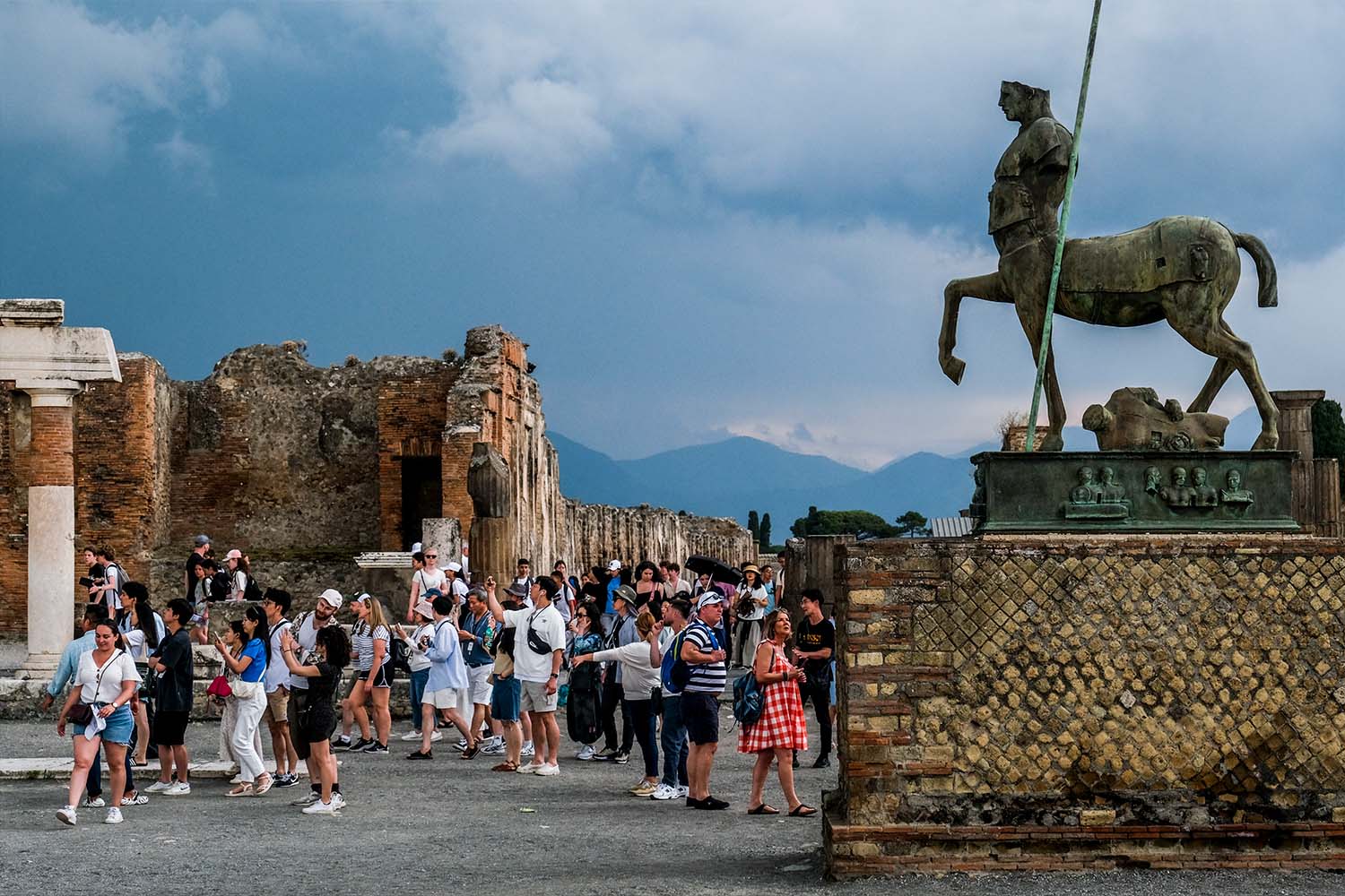 Turyści tłoczący się w Parku Archeologicznym w Pompejach.