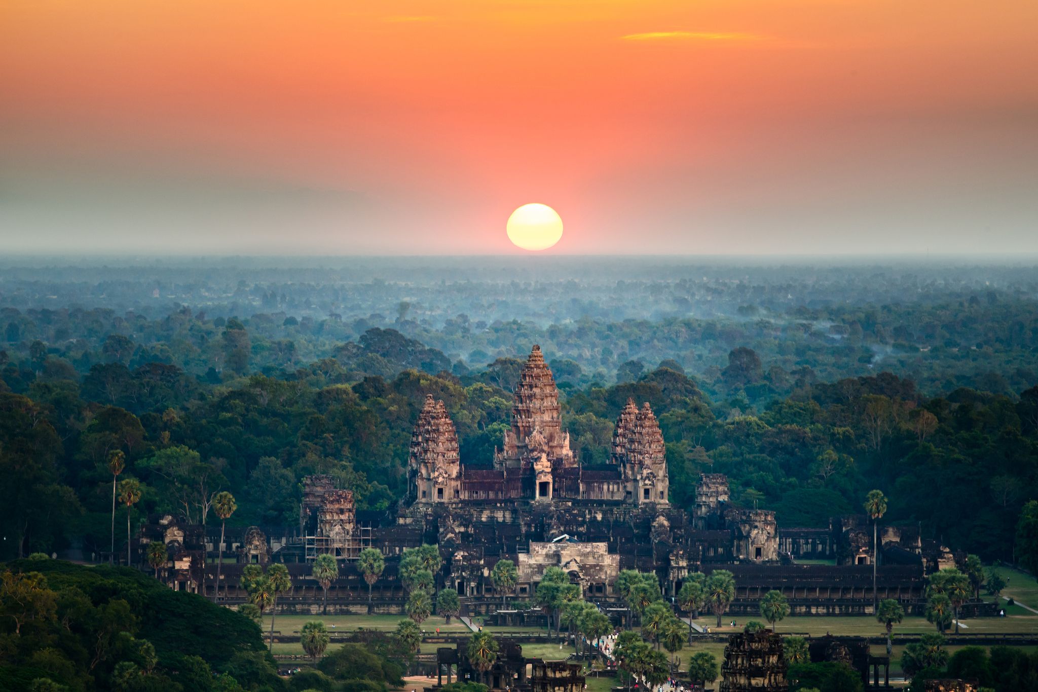 piękny widok z lotu ptaka na Angkor Wat o wschodzie słońca w Kambodży