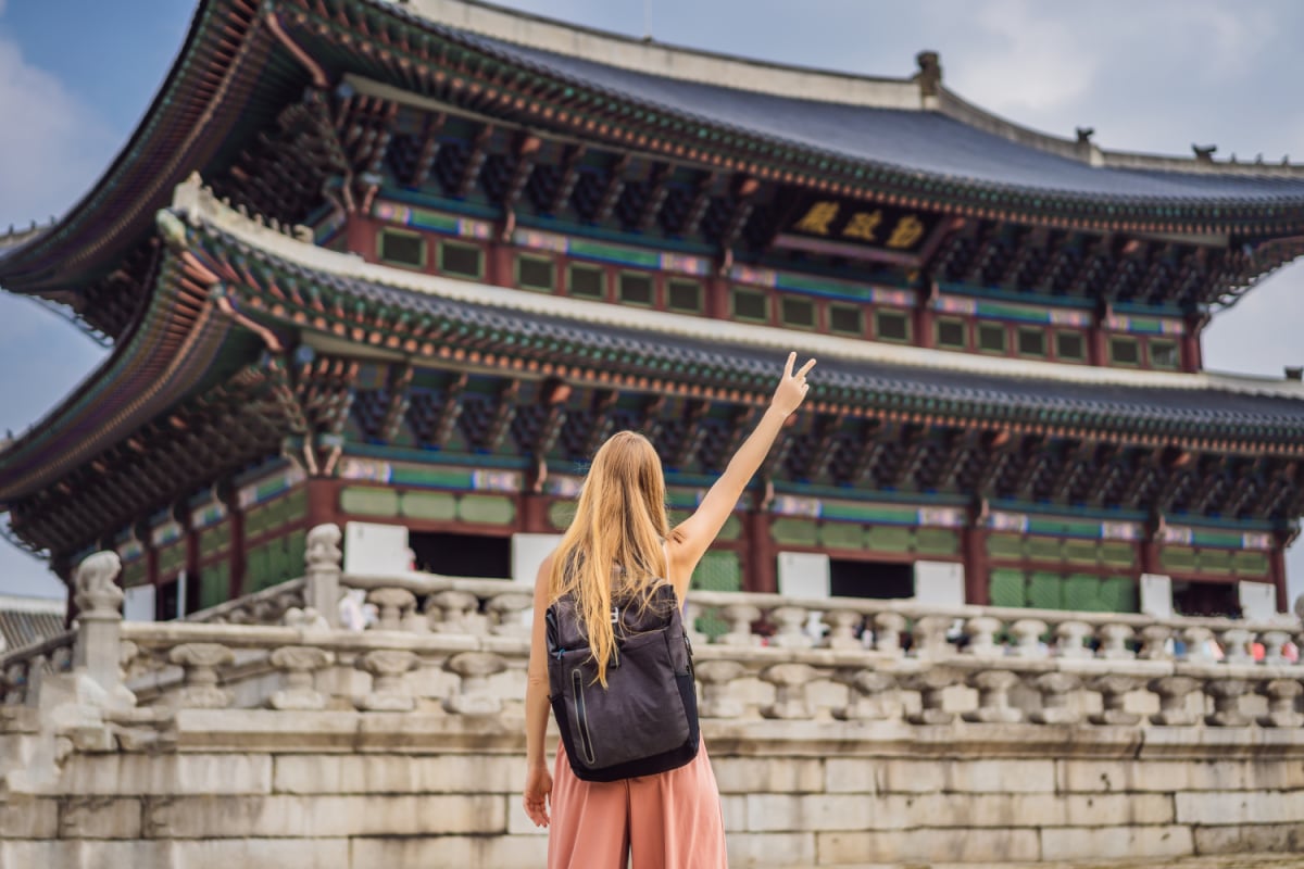 samotna podróżująca kobieta w koreańskim pałacu