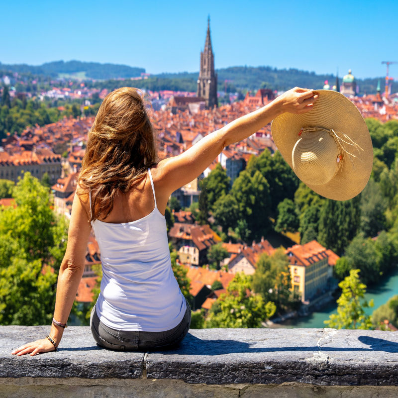Turystka w Szwajcarii - cel podróży w kopii miasta Bern