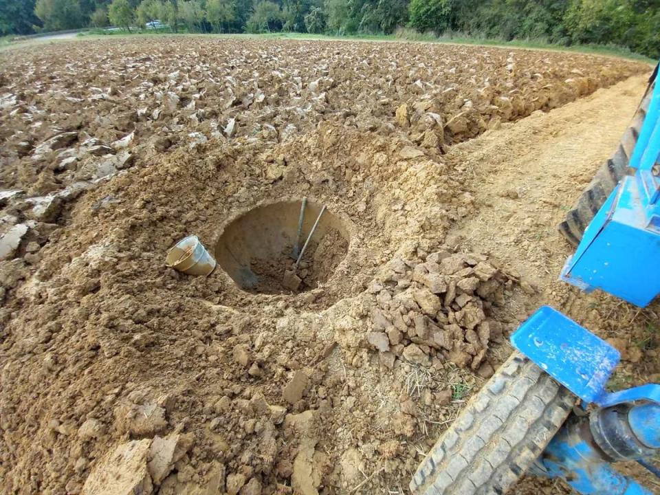 Częściowo zasypane gniazdo karabinu maszynowego znalezione na polu w miejscowości Kostolná-Záriečie.